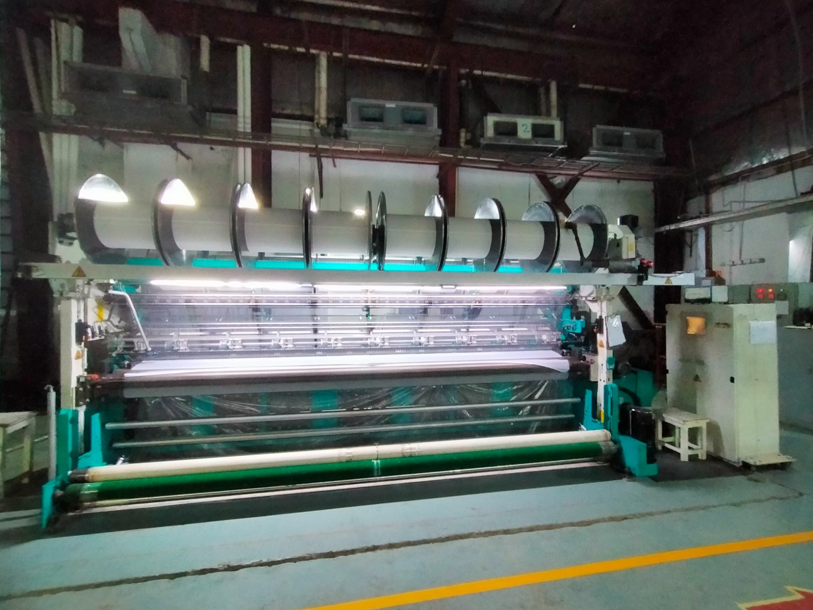 Weaving loom running a cotton warp
