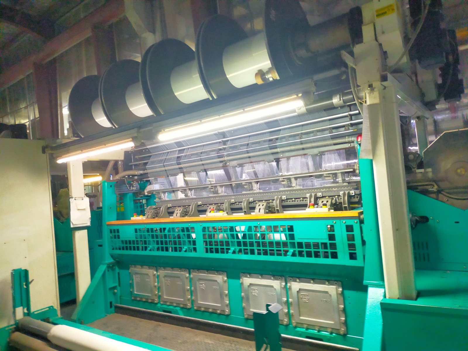 Weaving loom with warp beams
